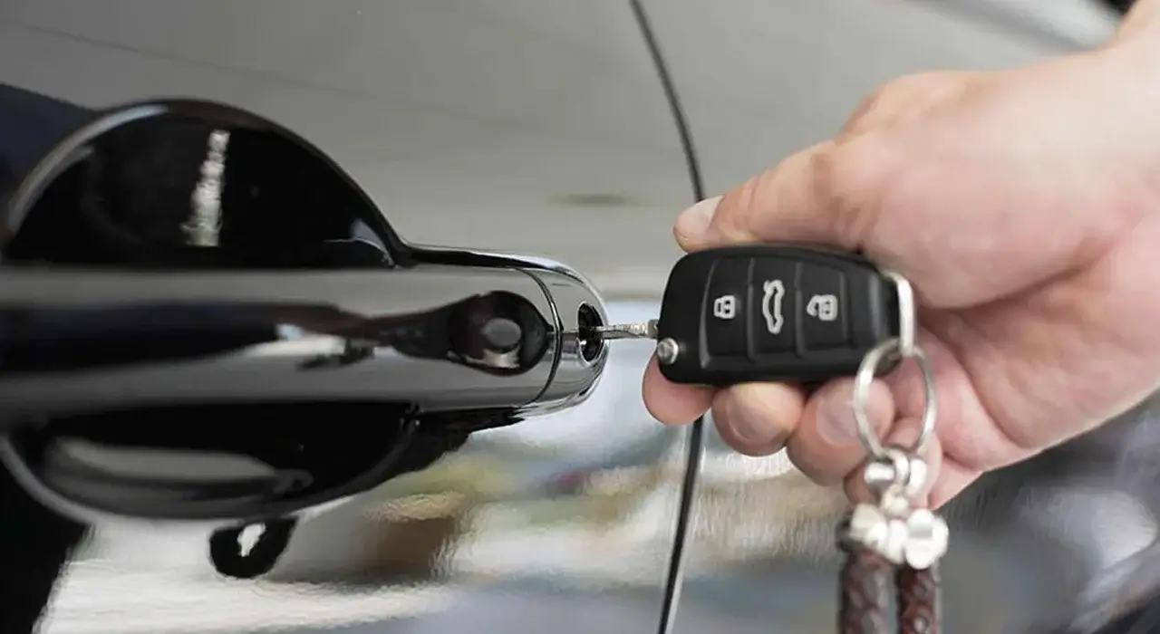 professional locksmith in eEtobicoke for a car